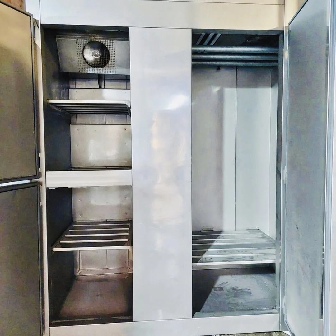 Refrigeradora vertical, interior fabricado por Kaiser Frío Industrial