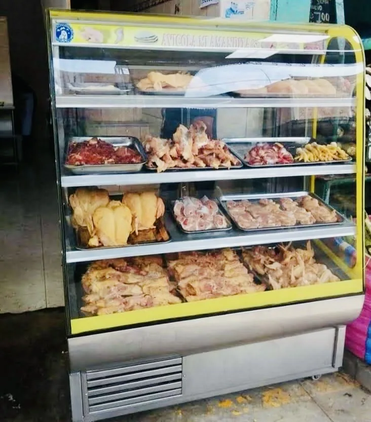 Mostrador refrigerado para aves fabricado por Kaiser Frío Industrial