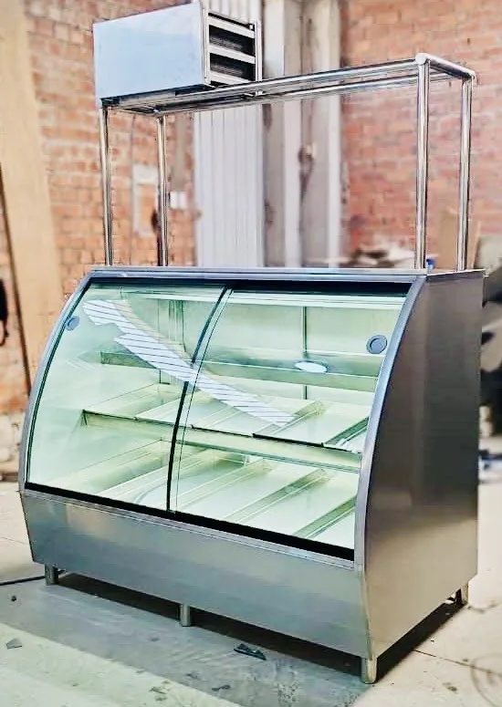 Vitrina pastelera curva fabricado por Kaiser Frío Industrial