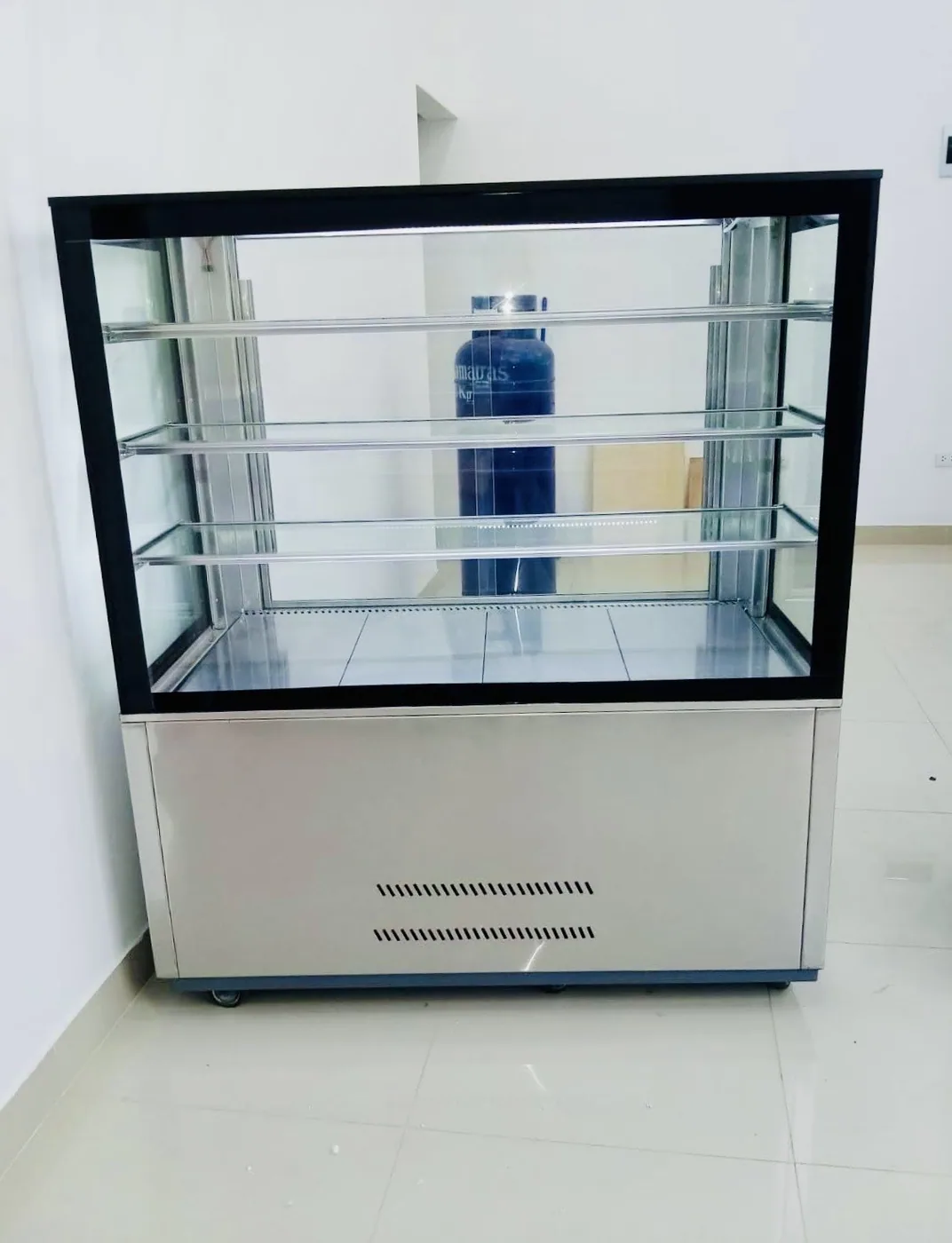 Vitrina cuadrada refrigerada fabricado por Kaiser Frío Industrial