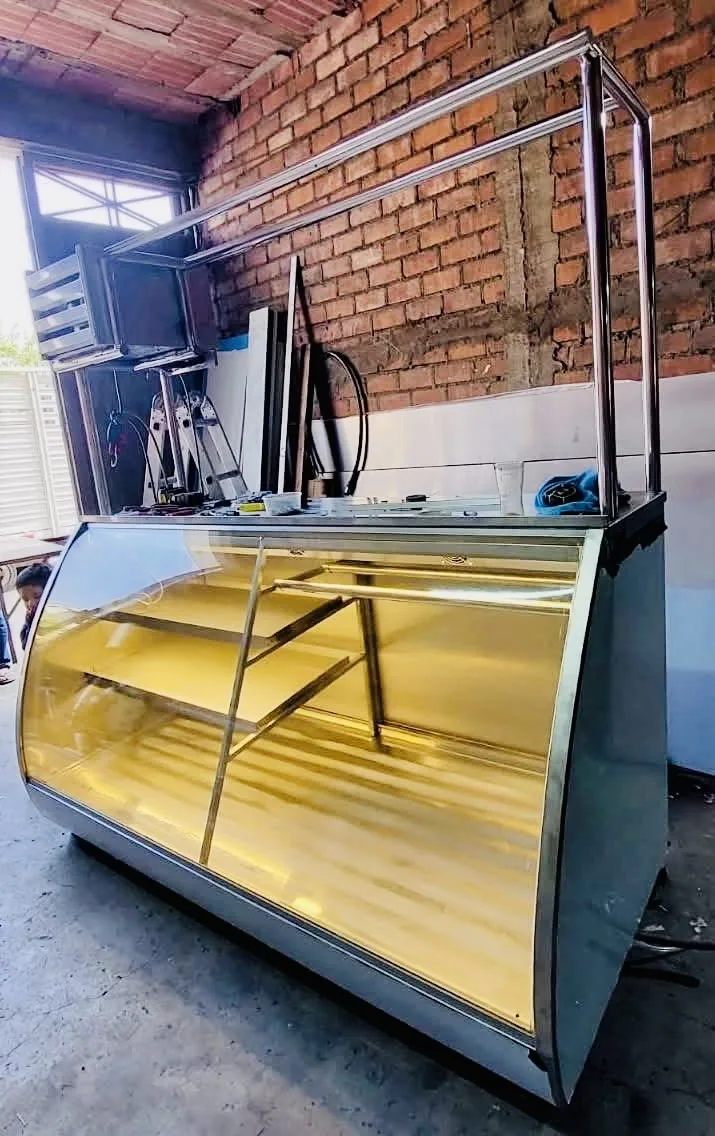 Vitrina curva con base de acero fabricado por Kaiser Frío Industrial