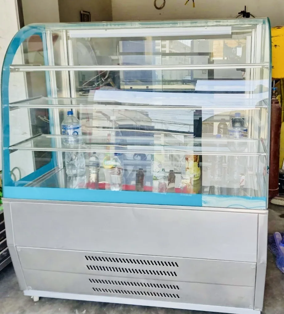Vitrina curva refrigerada fabricado por Kaiser Frío Industrial